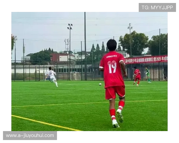 Tommy足球服打造热血赛场风潮展现青春活力与团队荣耀